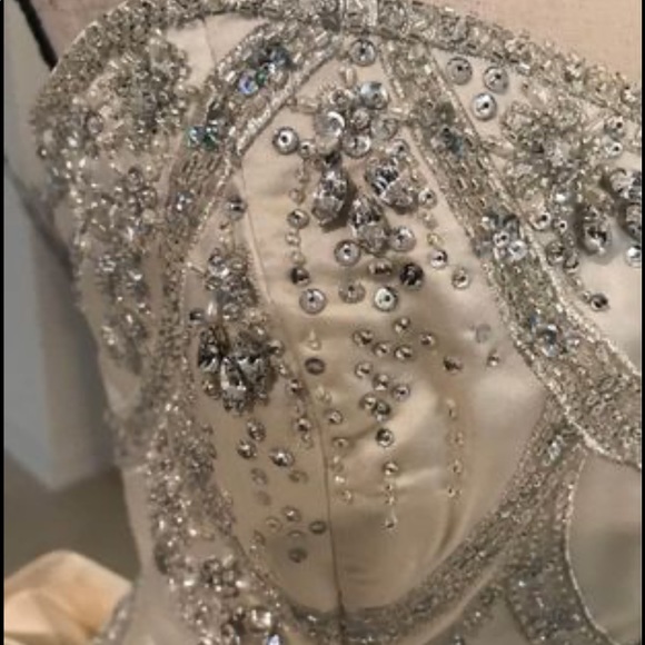 Eve of Milady Wedding Dress Size 4 - Picture 4 of 10